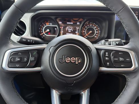 Used 2025 Jeep Wrangler Unlimited Sahara AWD/4WD image 9