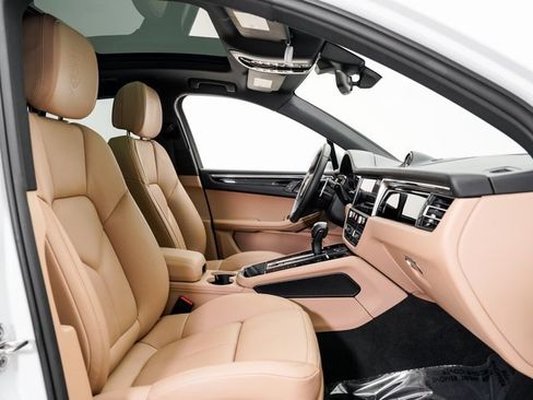 Used 2025 Porsche Macan image 25