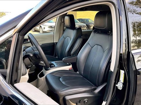 Used 2024 Chrysler Pacifica Limited FWD image 23