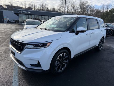 Used 2024 Kia Carnival EX image 4