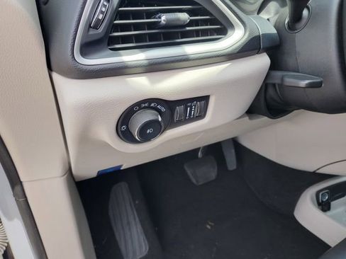 Used 2023 Chrysler Pacifica Touring-L FWD image 11