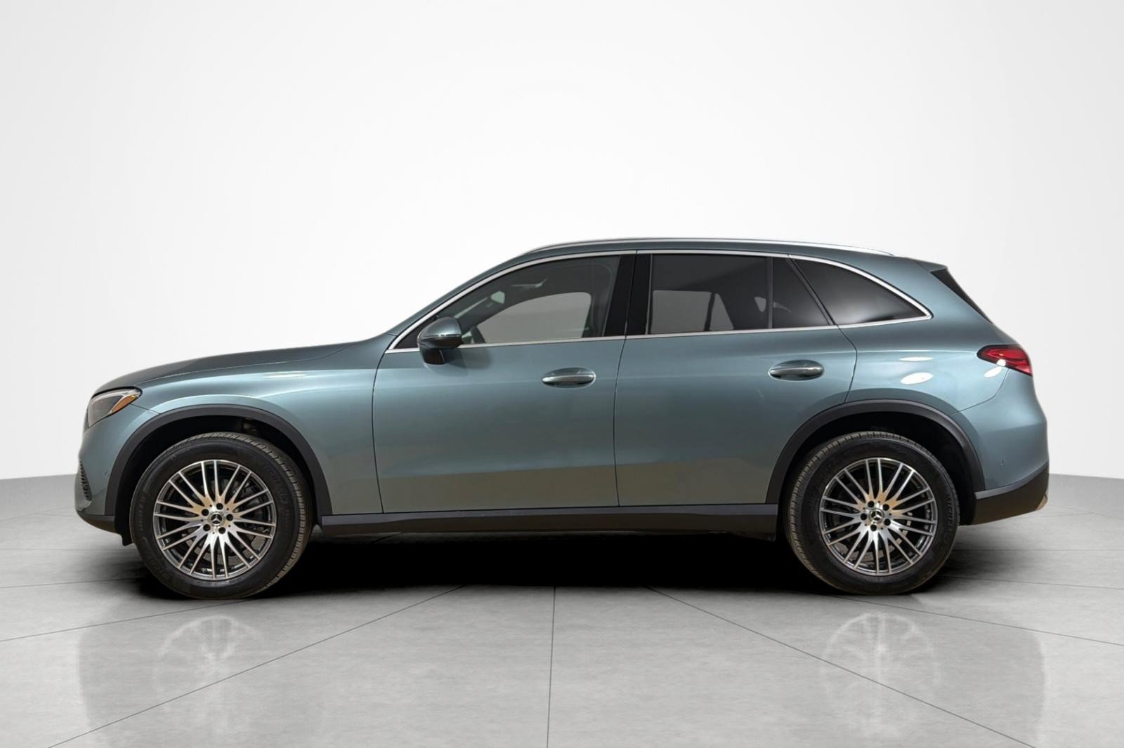 Used 2026 Mercedes-Benz GLC 300 image 2