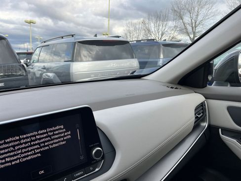 Used 2025 Nissan Rogue SV image 38