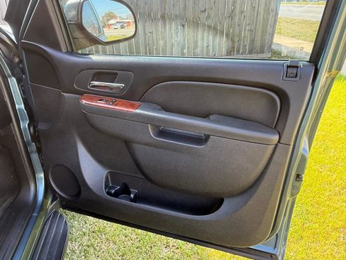 Used 2010 Chevrolet Avalanche LT image 17