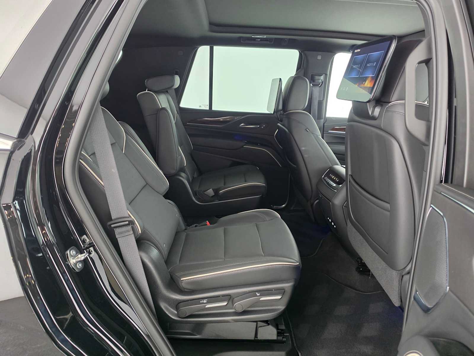 Used 2023 Cadillac Escalade Premium Luxury AWD/4WD image 12