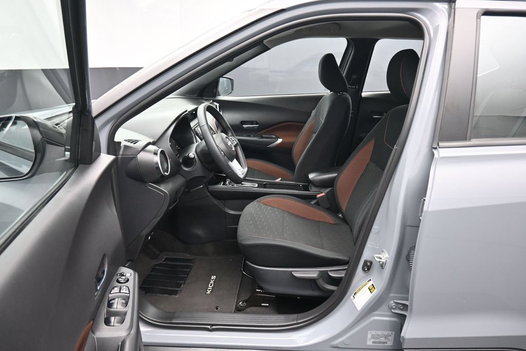 Used 2023 Nissan Kicks SR FWD image 11