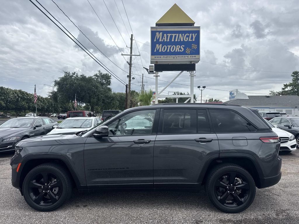 Used 2022 Jeep Grand Cherokee Altitude AWD/4WD image 4