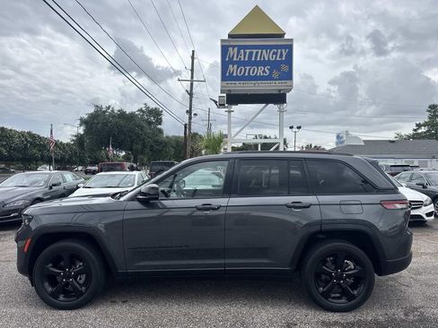 Used 2022 Jeep Grand Cherokee Altitude AWD/4WD image 4