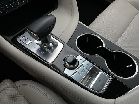 Used 2025 Genesis G70 2.5T image 34