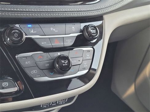 Used 2024 Chrysler Pacifica Select image 11