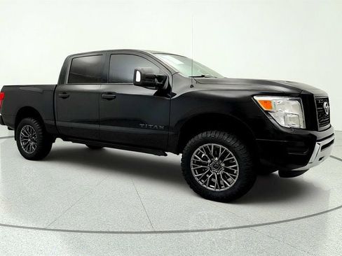 Used 2021 Nissan Titan SV w/ SV Convenience Package RWD image 3