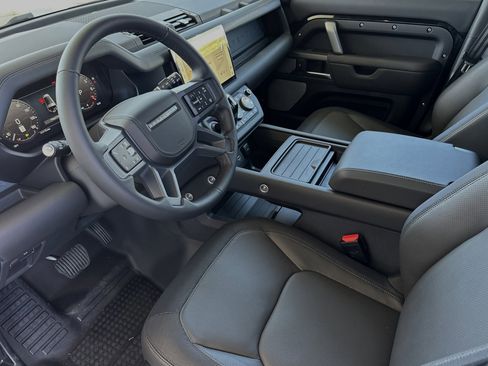 New 2024 Land Rover Defender 130 X-Dynamic SE image 9