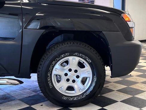 Used 2004 Chevrolet Avalanche Z71 w/ Sun And Sound Package AWD/4WD image 35