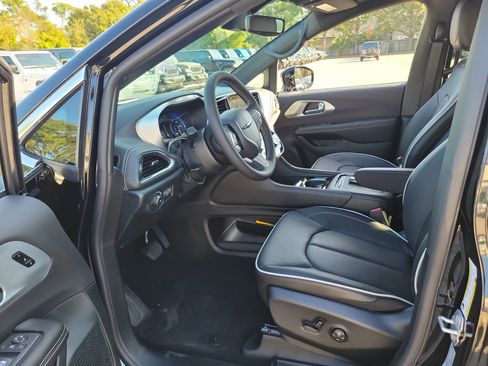 New 2026 Chrysler Pacifica Limited w/ Trailer Tow Group image 12