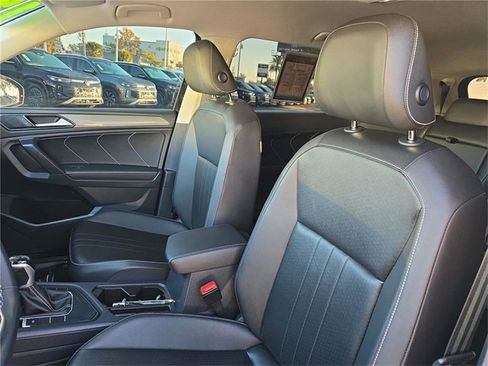 Used 2022 Volkswagen Tiguan SE image 16