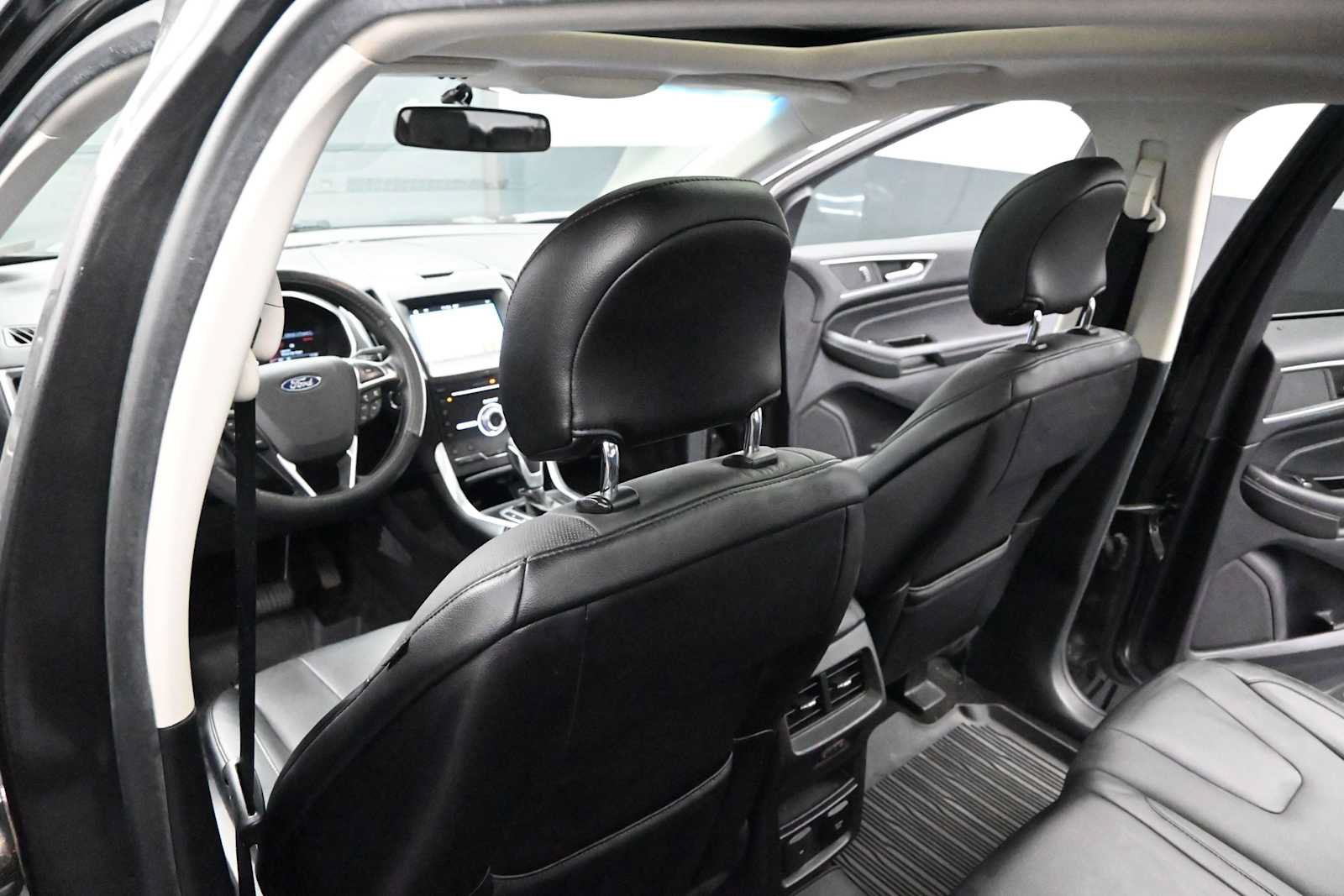 Used 2018 Ford Edge Titanium w/ Equipment Group 301A AWD/4WD image 24
