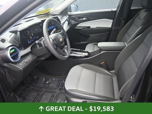 Used 2025 Chevrolet Trax LT image 18