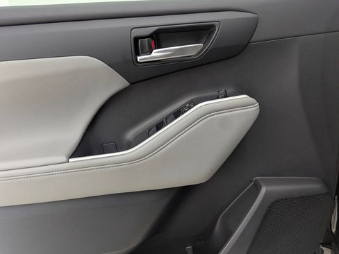 Used 2024 Toyota Highlander XLE image 13