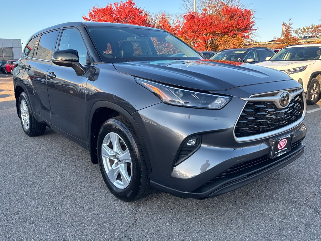Used 2022 Toyota Highlander LE AWD/4WD image 11