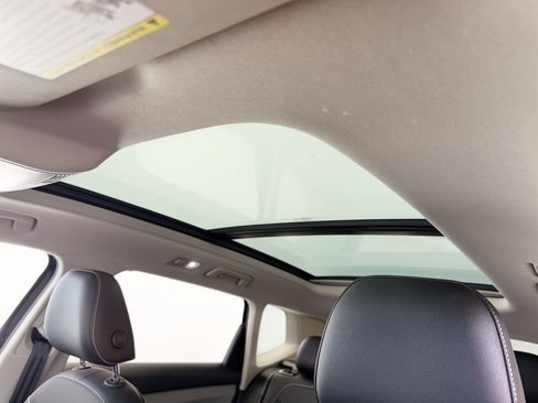 Used 2023 Volkswagen Taos SE w/ Panoramic Sunroof Package FWD image 27