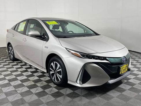 Used 2017 Toyota Prius Prime Premium image 3