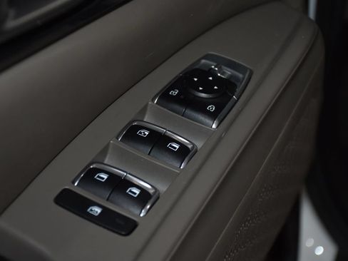 Used 2025 Kia Carnival FWD image 26