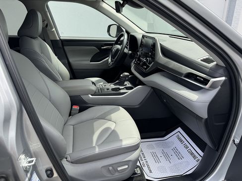Used 2021 Toyota Highlander XLE AWD/4WD image 15