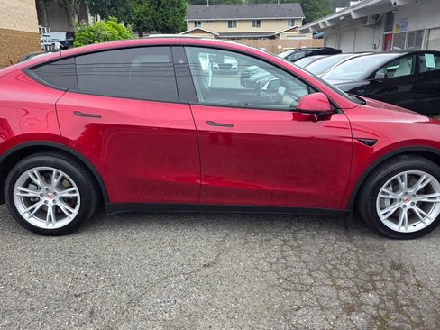 Used 2024 Tesla Model Y Long Range AWD/4WD image 4