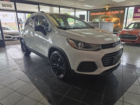 Used 2018 Chevrolet Trax LT w/ Sun & Sound Package FWD image 3
