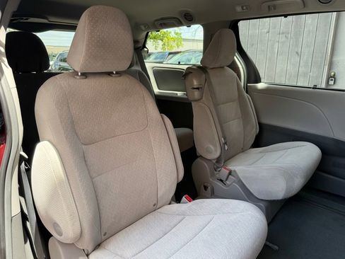 Used 2017 Toyota Sienna LE FWD image 17