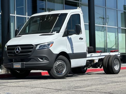 New 2024 Mercedes-Benz Sprinter 4500 image 2