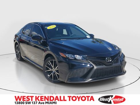 Used 2024 Toyota Camry SE image 1