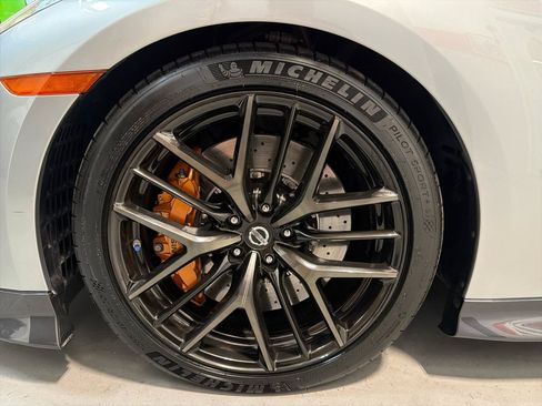 Used 2018 Nissan GT-R Premium w/ Premium Interior Package AWD/4WD image 12