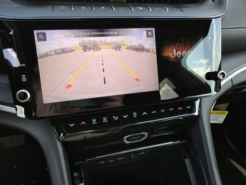 New 2026 Jeep Grand Cherokee Limited RWD image 9