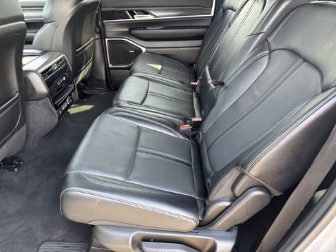 Certified 2024 Jeep Wagoneer Series II w/ Flexible Seating Group RWD image 6