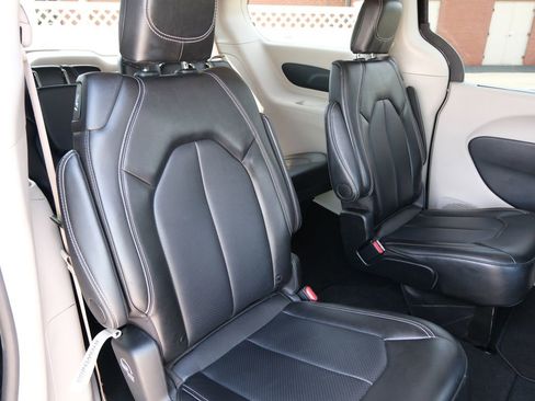 Used 2024 Chrysler Pacifica Touring-L FWD image 29