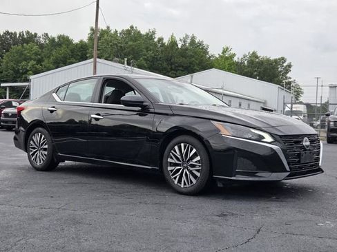 Used 2025 Nissan Altima 2.5 SV FWD image 7