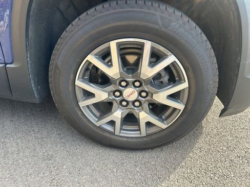 Certified 2023 GMC Acadia SLE w/ Driver Convenience Package image 4