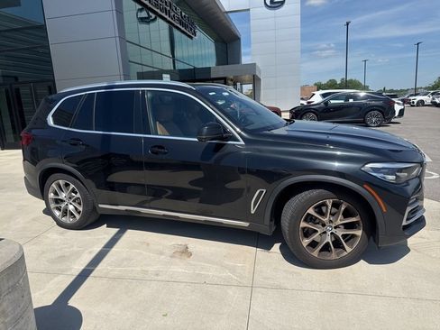 Used 2019 BMW X5 xDrive40i w/ Premium Package 2 AWD/4WD image 2