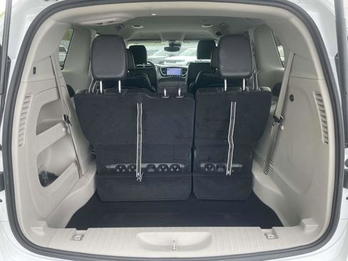 Used 2024 Chrysler Pacifica Touring-L image 20