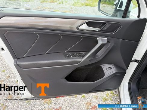 Used 2024 Volkswagen Tiguan SE w/ Panoramic Sunroof Package FWD image 19