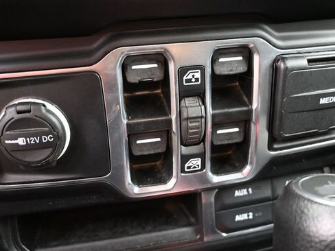 Used 2023 Jeep Wrangler Unlimited Sahara AWD/4WD image 12