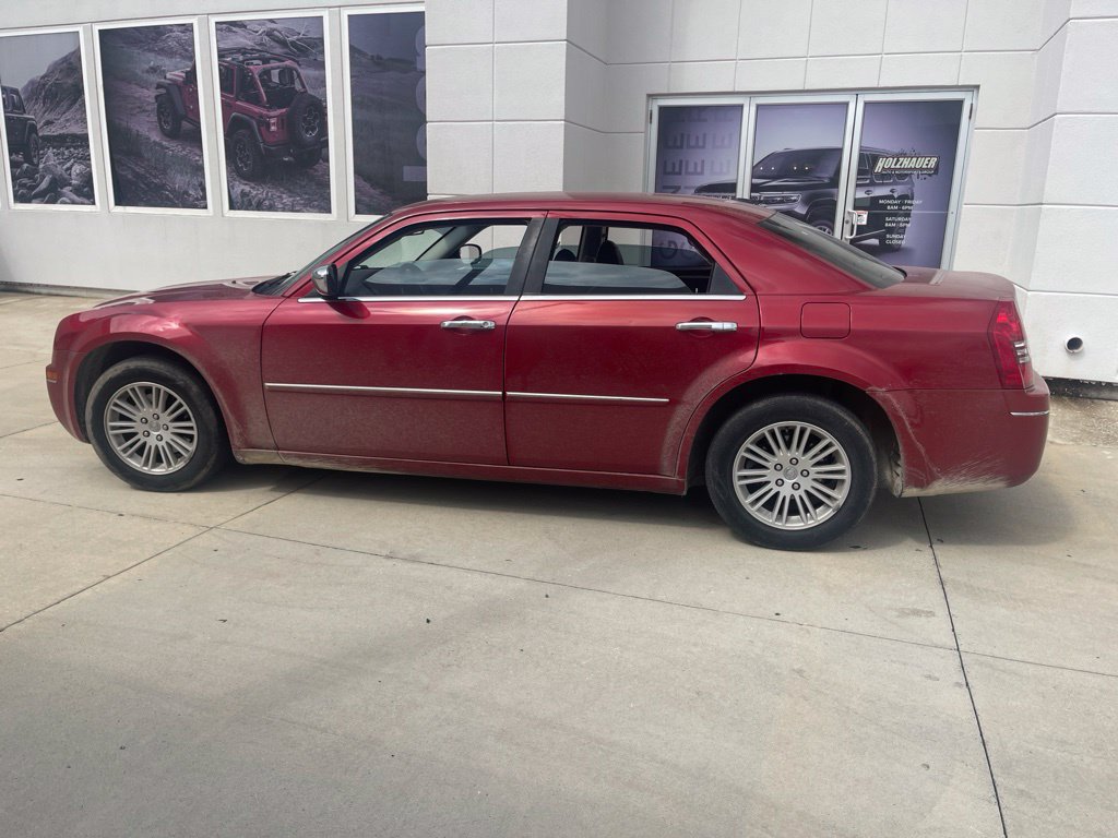 Used 2010 Chrysler 300 Touring RWD image 2