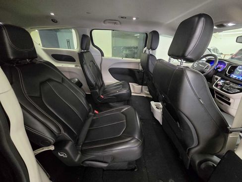 Used 2023 Chrysler Pacifica Touring-L FWD image 12