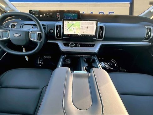 New 2025 Ford Expedition Active image 5