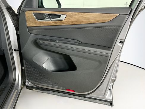 Used 2025 Volkswagen Atlas SE image 33