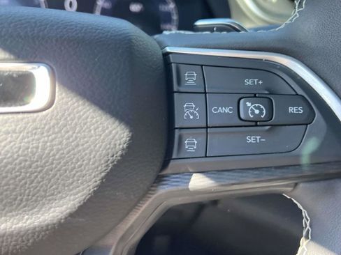 Used 2025 Jeep Grand Cherokee Laredo X image 28