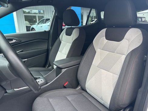 Used 2024 Chevrolet Trax RS w/ Sunroof Package image 12