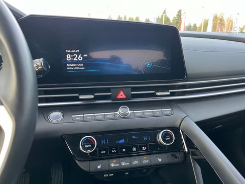 Used 2025 Hyundai Elantra Limited image 21