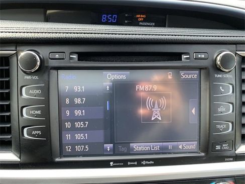 Used 2019 Toyota Highlander XLE image 24